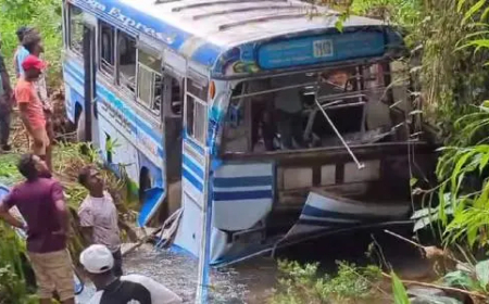 ஹட்டன்-டிக்கோயா பேருந்து விபத்து: 22 பேர் காயம், ஒருவர் உயிரிழப்பு – ஓட்டுநர் கட்டுப்பாட்டிழப்பே காரணம்