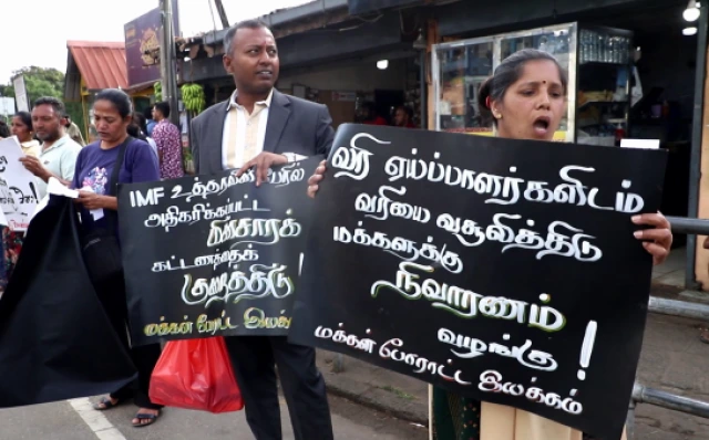 அத்தியாவசிய பொருட்கள் விலை உயர்வுக்கு எதிர்ப்பு: பண்டாரவளையில் மக்கள் கவனயீர்ப்பு போராட்டம்
